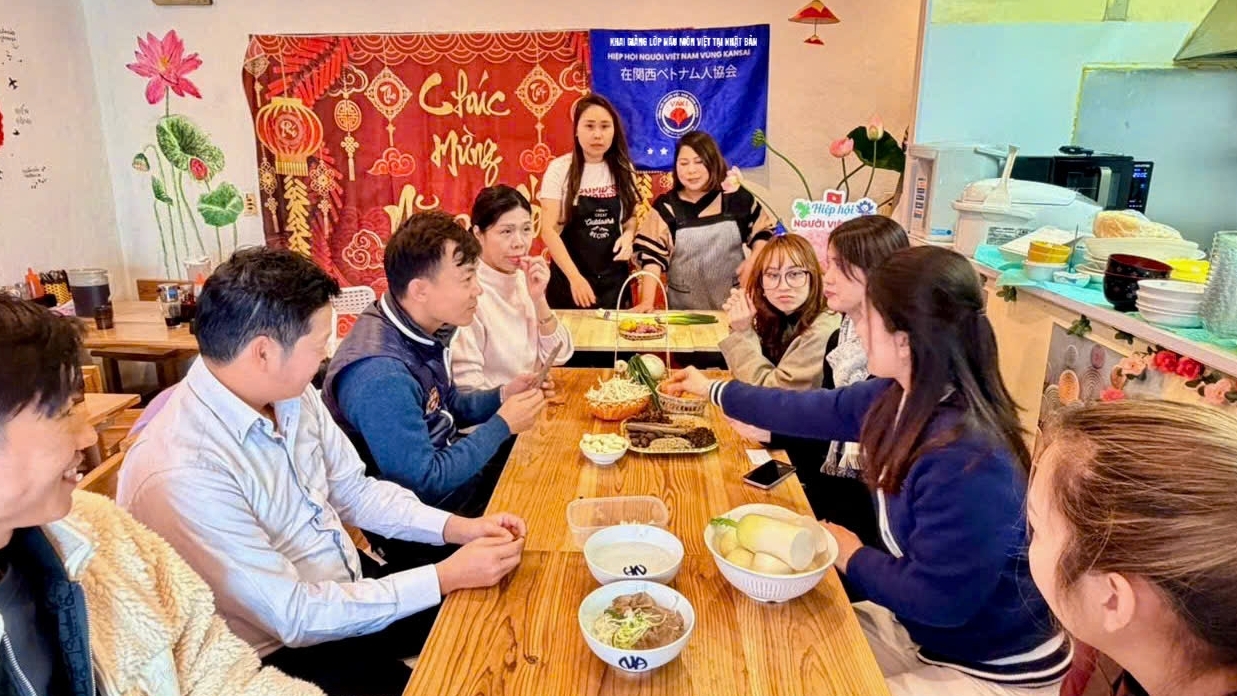 Lớp dạy nấu ăn truyền thống gắn kết cộng đồng người Việt tại Osaka