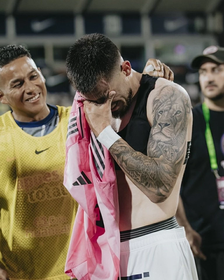 Alan Cantero khóc nức nở khi xin được áo đấu của Messi. (Nguồn: X)