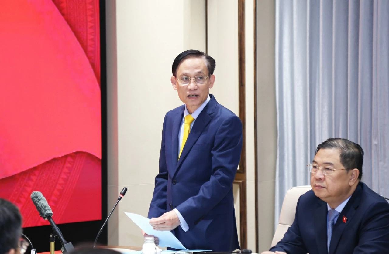 Ủy viên Bộ Chính trị, Bộ trưởng Bộ Ngoại giao Lê Hoài Trung thay mặt các các Đại sứ, Trưởng cơ quan đại diện Việt Nam tại nước ngoài tiếp thu ý kiến của Tổng Bí thư Tô Lâm và Thủ tướng Chính phủ Phạm Minh Chính. (Ảnh: Thành Long) Ủy viên Bộ Chính trị, Bộ trưởng Bộ Ngoại giao Lê Hoài Trung thay mặt các các Đại sứ, Trưởng cơ quan đại diện Việt Nam tại nước ngoài tiếp thu ý kiến của Tổng Bí thư Tô Lâm và Thủ tướng Chính phủ Phạm Minh Chính. (Ảnh: Thành Long)