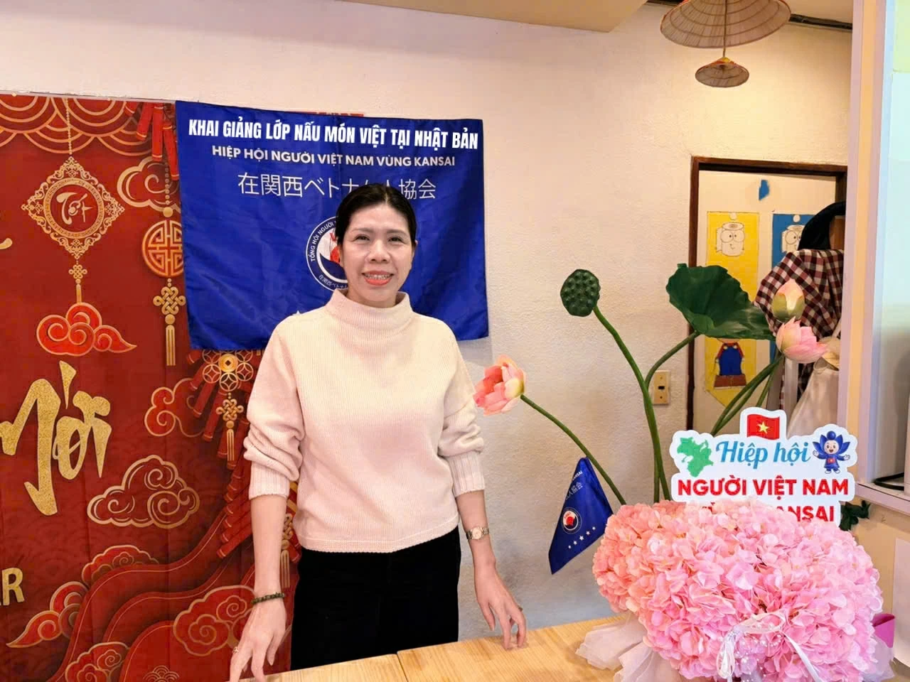 Bà Nguyễn Hải Yến, đại diện Tổng Lãnh sự quán Việt Nam tại Osaka chia sẻ ý nghĩa của hoạt động. (Nguồn: Hiệp hội Người Việt Nam vùng Kansa)