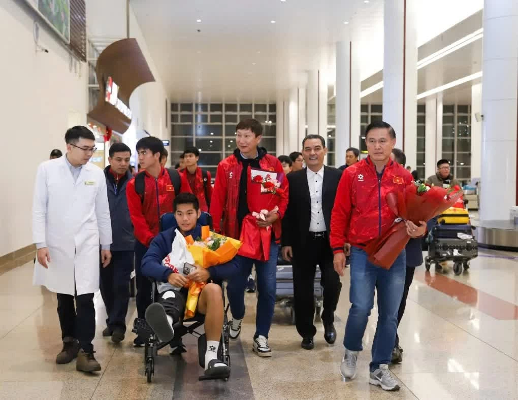 Hiểu Minh nhập viện ngay khi vừa xuống sân bay Nội Bài