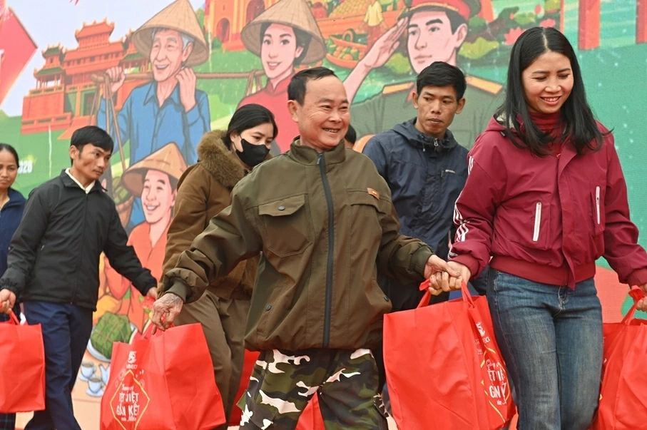 Chương trình 'Chung vị Tết Việt - Gắn kết muôn miền' tặng 500 suất quà tại Nghệ An