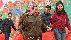 Chương trình 'Chung vị Tết Việt - Gắn kết muôn miền' tặng 500 suất quà tại Nghệ An