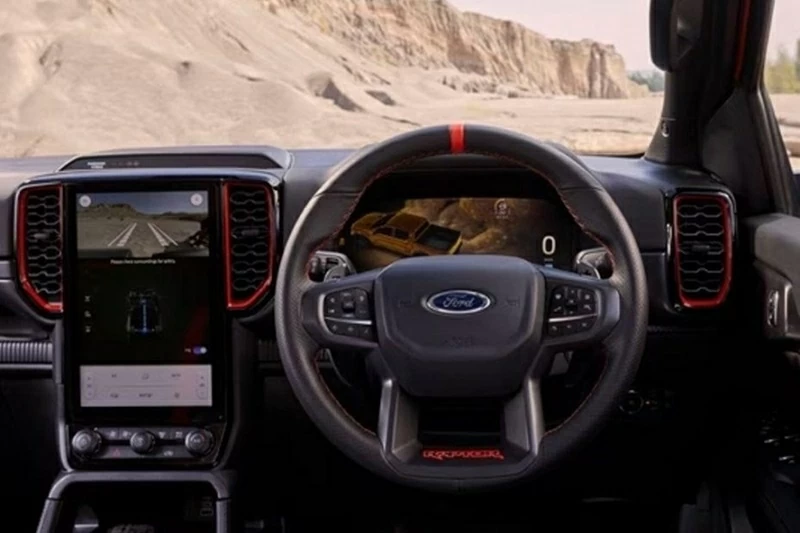 Khoang nội thất của Ranger Raptor V6 vẫn mang đậm tinh thần thể thao, nhưng được trau chuốt theo hướng nhấn mạnh chất off-road hiệu năng cao. 