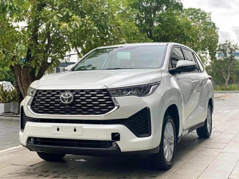 Toyota Innova Cross 2.0V là phiên bản xăng của mẫu MPV lai SUV 8 chỗ nhập khẩu từ Indonesia. Toyota Innova Cross 2.0V là phiên bản xăng của mẫu MPV lai SUV 8 chỗ nhập khẩu từ Indonesia.