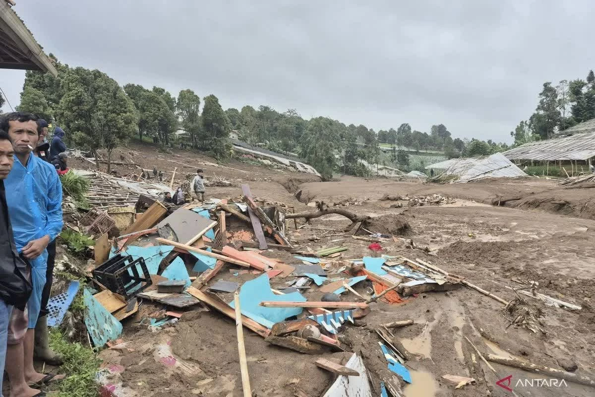 Sạt lở đất tại Indonesia, hơn 80 người mất tích Sạt lở đất tại Indonesia, hơn 80 người mất tích