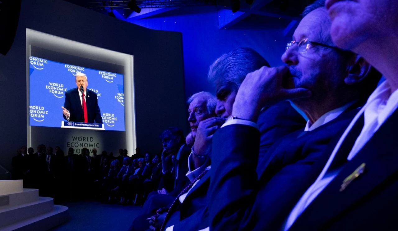 Tổng thống Mỹ Donald Trump xuất hiện trên màn hình video khi ông phát biểu trước Diễn đàn Kinh tế Thế giới tại Davos, Thụy Sĩ, vào thứ Tư, ngày 21/1. (Nguồn: The New York Times) Tổng thống Mỹ Donald Trump xuất hiện trên màn hình video khi ông phát biểu trước Diễn đàn Kinh tế Thế giới tại Davos, Thụy Sĩ, vào thứ Tư, ngày 21/1. (Nguồn: The New York Times)