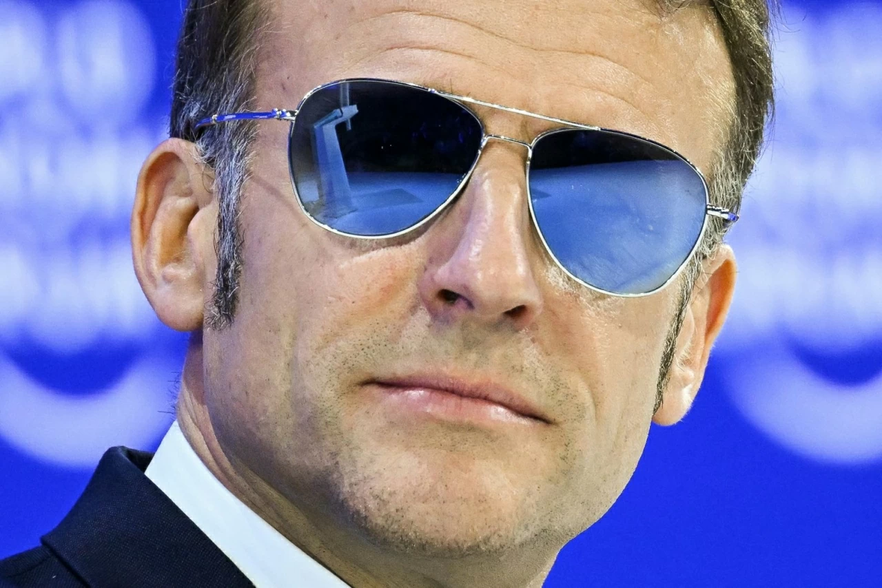 Tổng thống Pháp Emmanuel Macron đeo kính râm trong khuôn khổ Diễn đàn Kinh tế Thế giới tại Davos, Thụy Sĩ, vào thứ Ba, ngày 20/1. Ông Macron cho biết mình đang gặp một vấn đề về mắt, song ở mức độ nhẹ. (Nguồn: Getty Images) Tổng thống Pháp Emmanuel Macron đeo kính râm trong khuôn khổ Diễn đàn Kinh tế Thế giới tại Davos, Thụy Sĩ, vào thứ Ba, ngày 20/1. Ông Macron cho biết mình đang gặp một vấn đề về mắt, song ở mức độ nhẹ. (Nguồn: Getty Images)