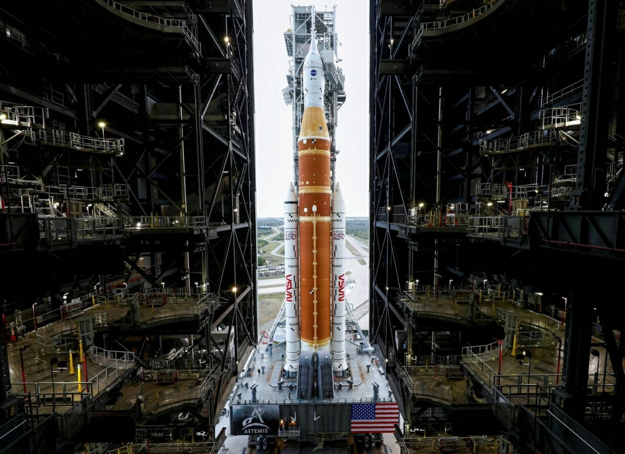 Tên lửa Mặt Trăng thế hệ mới của NASA được đưa từ Tòa nhà Lắp ráp Phương tiện (Vehicle Assembly Building) ra bệ phóng tại Trung tâm Vũ trụ Kennedy ở Cape Canaveral, bang Florida, vào thứ Bảy, ngày 17/1. Artemis II — sứ mệnh kéo dài 10 ngày — có thể được phóng sớm nhất vào ngày 6/2, đưa ba phi hành gia Mỹ và một phi hành gia Canada bay tới khu vực lân cận Mặt Trăng, đánh dấu chuyến bay có người lái đầu tiên tới đó kể từ sứ mệnh Apollo 17 năm 1972. (Nguồn: NASA) Tên lửa Mặt Trăng thế hệ mới của NASA được đưa từ Tòa nhà Lắp ráp Phương tiện (Vehicle Assembly Building) ra bệ phóng tại Trung tâm Vũ trụ Kennedy ở Cape Canaveral, bang Florida, vào thứ Bảy, ngày 17/1. Artemis II — sứ mệnh kéo dài 10 ngày — có thể được phóng sớm nhất vào ngày 6/2, đưa ba phi hành gia Mỹ và một phi hành gia Canada bay tới khu vực lân cận Mặt Trăng, đánh dấu chuyến bay có người lái đầu tiên tới đó kể từ sứ mệnh Apollo 17 năm 1972. (Nguồn: NASA)