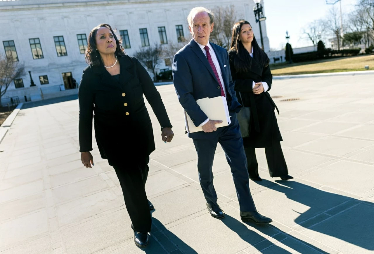 Thống đốc Cục Dự trữ Liên bang Mỹ (Fed) Lisa Cook (trái) và luật sư Abbe Lowell (giữa) rời Tòa án Tối cao Mỹ tại Washington, DC, vào thứ Tư, ngày 21/1. Trong phiên xét xử hôm đó, tòa án đã bày tỏ sự hoài nghi sâu sắc về việc Tổng thống Donald Trump có thẩm quyền bãi nhiệm bà Cook khỏi Fed hay không, khi một số thẩm phán bảo thủ cùng với các đồng nghiệp theo khuynh hướng tự do đã đặt ra những câu hỏi gay gắt đối với luật sư bảo vệ quan điểm của tổng thống. (Nguồn: CNN) Thống đốc Cục Dự trữ Liên bang Mỹ (Fed) Lisa Cook (trái) và luật sư Abbe Lowell (giữa) rời Tòa án Tối cao Mỹ tại Washington, DC, vào thứ Tư, ngày 21/1. Trong phiên xét xử hôm đó, tòa án đã bày tỏ sự hoài nghi sâu sắc về việc Tổng thống Donald Trump có thẩm quyền bãi nhiệm bà Cook khỏi Fed hay không, khi một số thẩm phán bảo thủ cùng với các đồng nghiệp theo khuynh hướng tự do đã đặt ra những câu hỏi gay gắt đối với luật sư bảo vệ quan điểm của tổng thống. (Nguồn: CNN)