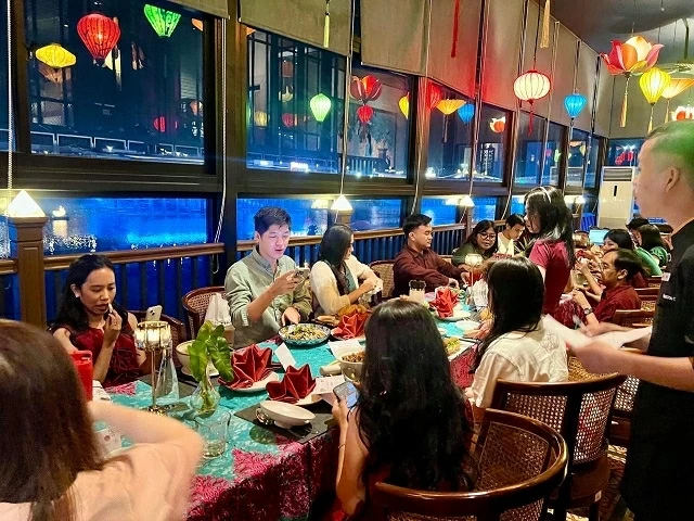 27.SoTet: Hương vị Việt giữa xứ vạn đảo 27.SoTet: Hương vị Việt giữa xứ vạn đảo