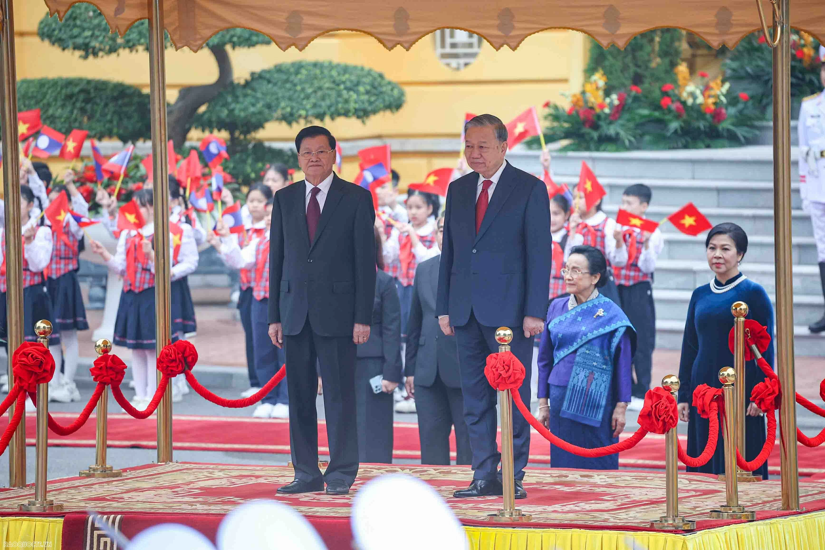 21 phát đại bác chào đón Tổng Bí thư, Chủ tịch nước Lào và Phu nhân thăm cấp nhà nước Việt Nam