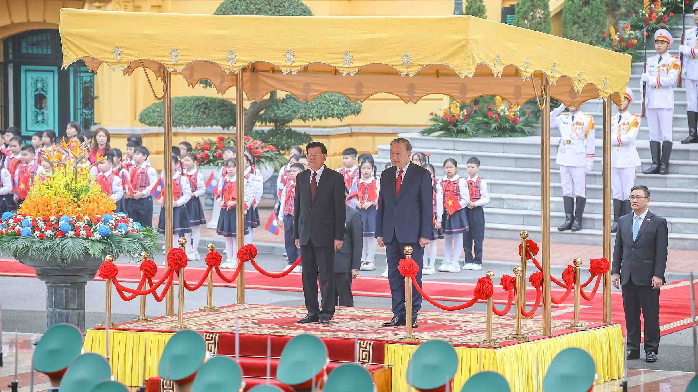 21 phát đại bác chào đón Tổng Bí thư, Chủ tịch nước Lào và Phu nhân thăm cấp nhà nước Việt Nam