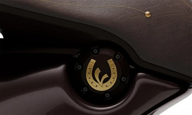 Dấu ấn đặc trưng của phiên bản này nằm ở khu vực dưới yên, nơi xuất hiện biểu tượng móng ngựa kết hợp chữ “V” đại diện cho Vespa.