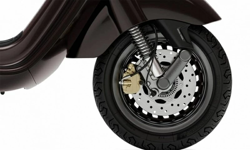 Vespa 946 Horse 2026 sở hữu bộ mâm đúc đa chấu hai tông màu.