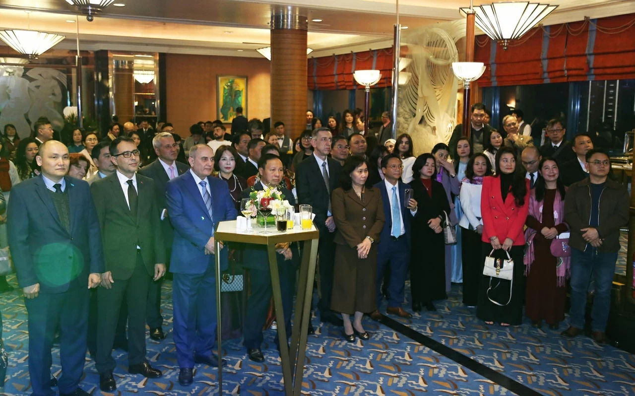Buổi lễ có sự tham dự của các Đại sứ, Trưởng cơ quan đại diện ngoại giao nước ngoài tại Việt Nam cùng với những cán bộ từng học tập và công tác tại Azerbaijan. (Ảnh: Thành Long)