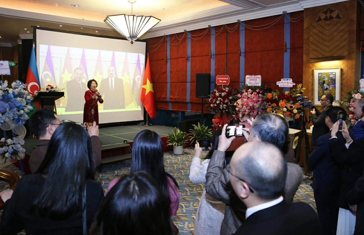 Phần trình diễn văn nghệ do những cán bộ từng học tập và công tác tại Azerbaijan biểu diễn tại buổi lễ. (Ảnh: Thành Long)