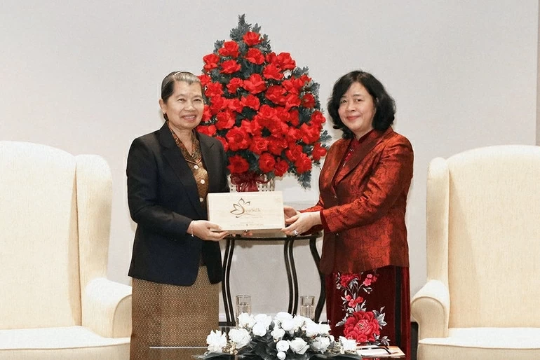 Chủ tịch Ủy ban Trung ương Mặt trận Tổ quốc Bùi Thị Minh Hoài tiếp đoàn đại biểu Đảng Nhân dân Campuchia chúc mừng thành công Đại hội XIV