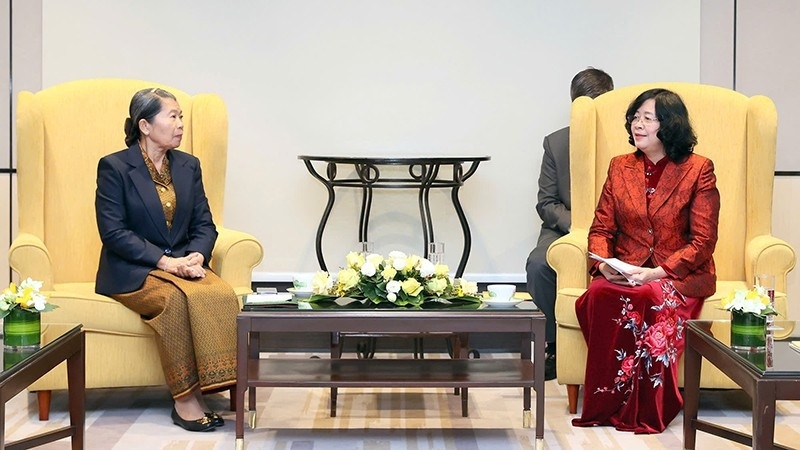 Chủ tịch Ủy ban Trung ương Mặt trận Tổ quốc Bùi Thị Minh Hoài tiếp đoàn đại biểu Đảng Nhân dân Campuchia chúc mừng thành công Đại hội XIV