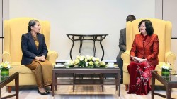 Chủ tịch Ủy ban Trung ương Mặt trận Tổ quốc Bùi Thị Minh Hoài tiếp đoàn đại biểu Đảng Nhân dân Campuchia chúc mừng thành công Đại hội XIV