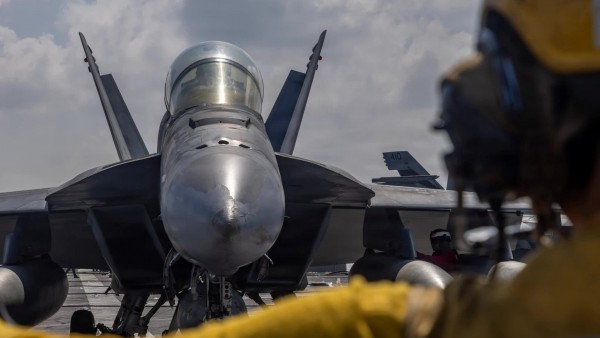 Tình hình Iran: Tàu sân bay đã đến Trung Đông, Tổng thống Mỹ tuyên bố tung hạm đội lớn, còn cơ hội nào cho đối thoại?