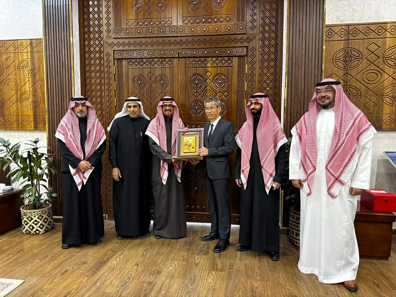 Đại sứ Hoàng Hữu Anh thăm và làm việc tại khu vực Hail, Saudi Arabia