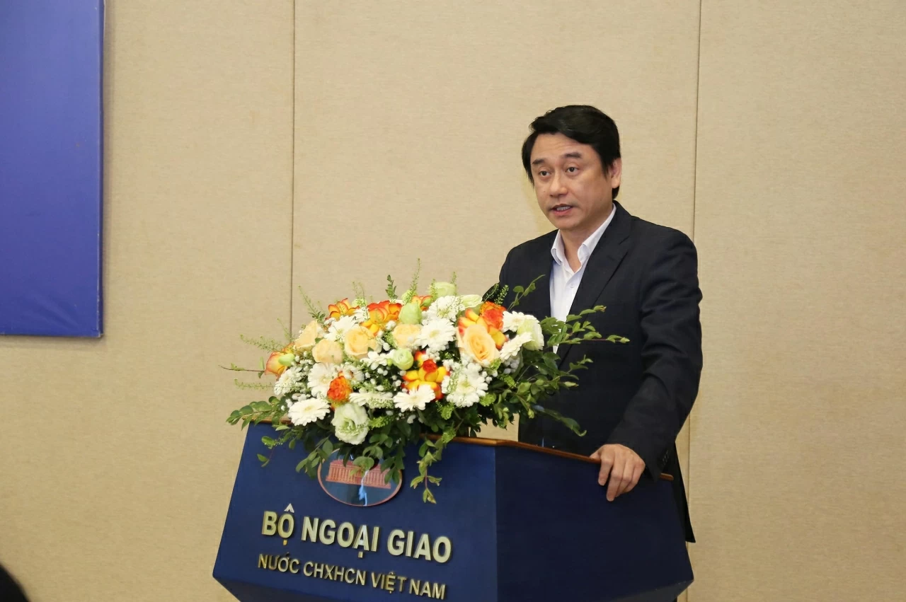 Thứ trưởng Ngoại giao Lê Anh Tuấn phát biểu khai mạc hội nghị. (Ảnh: Thành Long)