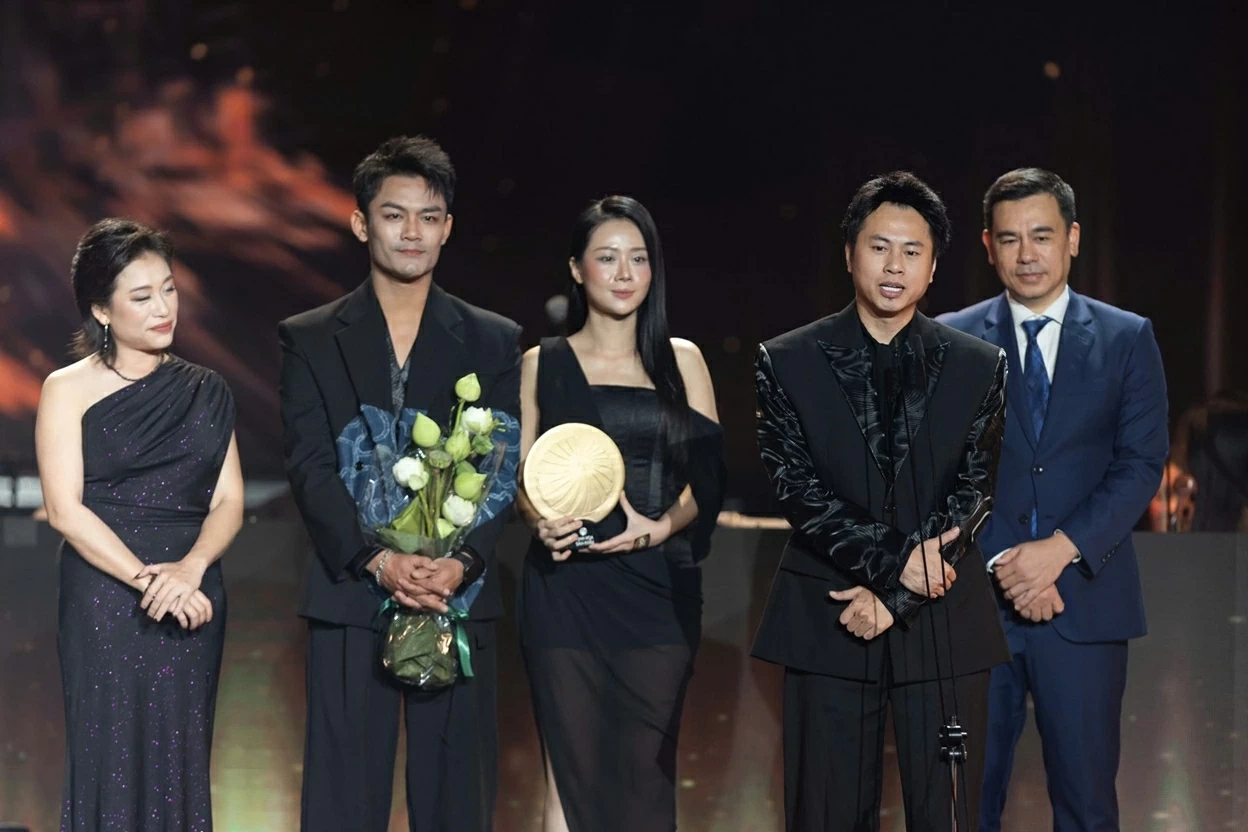 Giải thưởng Tinh hoa Sân khấu gọi tên nhạc sĩ, đạo diễn Dương Cầm với 'Giấc mơ Chí Phèo' Giải thưởng Tinh hoa Sân khấu gọi tên nhạc sĩ, đạo diễn Dương Cầm với 'Giấc mơ Chí Phèo'