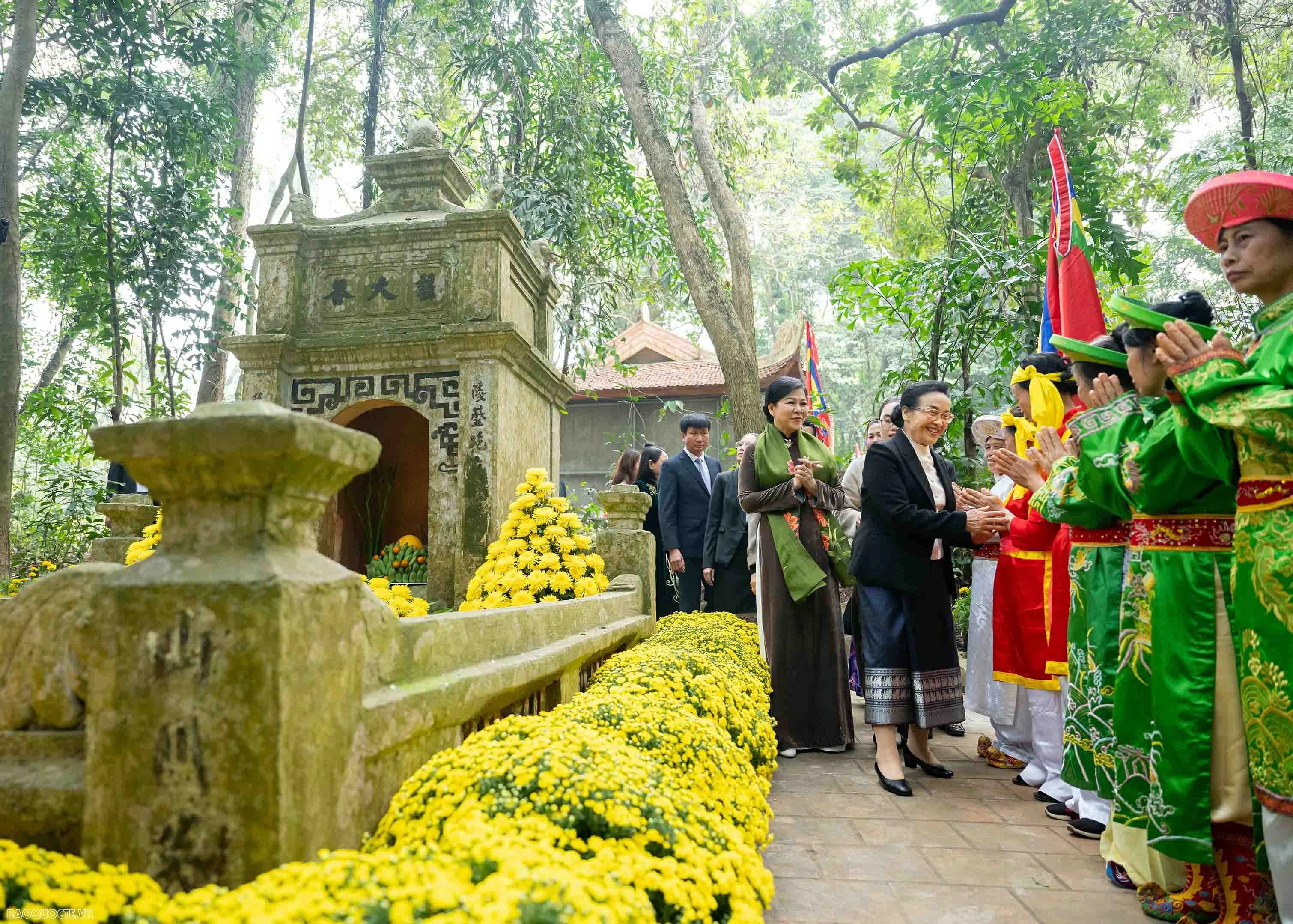 Theo dấu nữ sứ giả Lào tại Cố đô Hoa Lư: Dấu ấn hữu nghị Việt-Lào Theo dấu nữ sứ giả Lào tại Cố đô Hoa Lư: Dấu ấn hữu nghị Việt-Lào