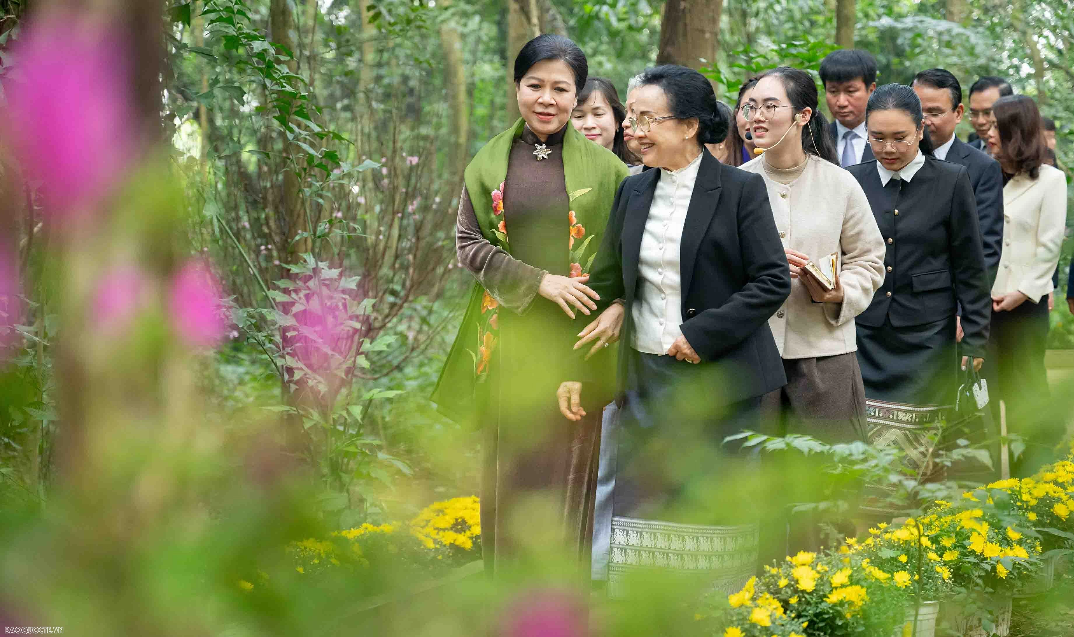 Theo dấu nữ sứ giả Lào tại Cố đô Hoa Lư: Dấu ấn hữu nghị Việt-Lào Theo dấu nữ sứ giả Lào tại Cố đô Hoa Lư: Dấu ấn hữu nghị Việt-Lào