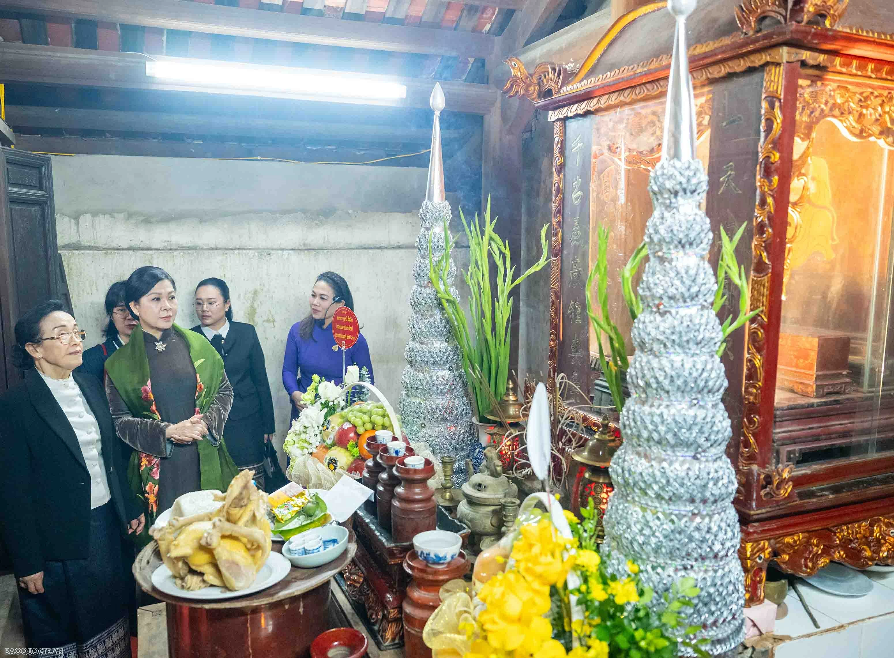 Theo dấu nữ sứ giả Lào tại Cố đô Hoa Lư: Dấu ấn hữu nghị Việt-Lào Theo dấu nữ sứ giả Lào tại Cố đô Hoa Lư: Dấu ấn hữu nghị Việt-Lào