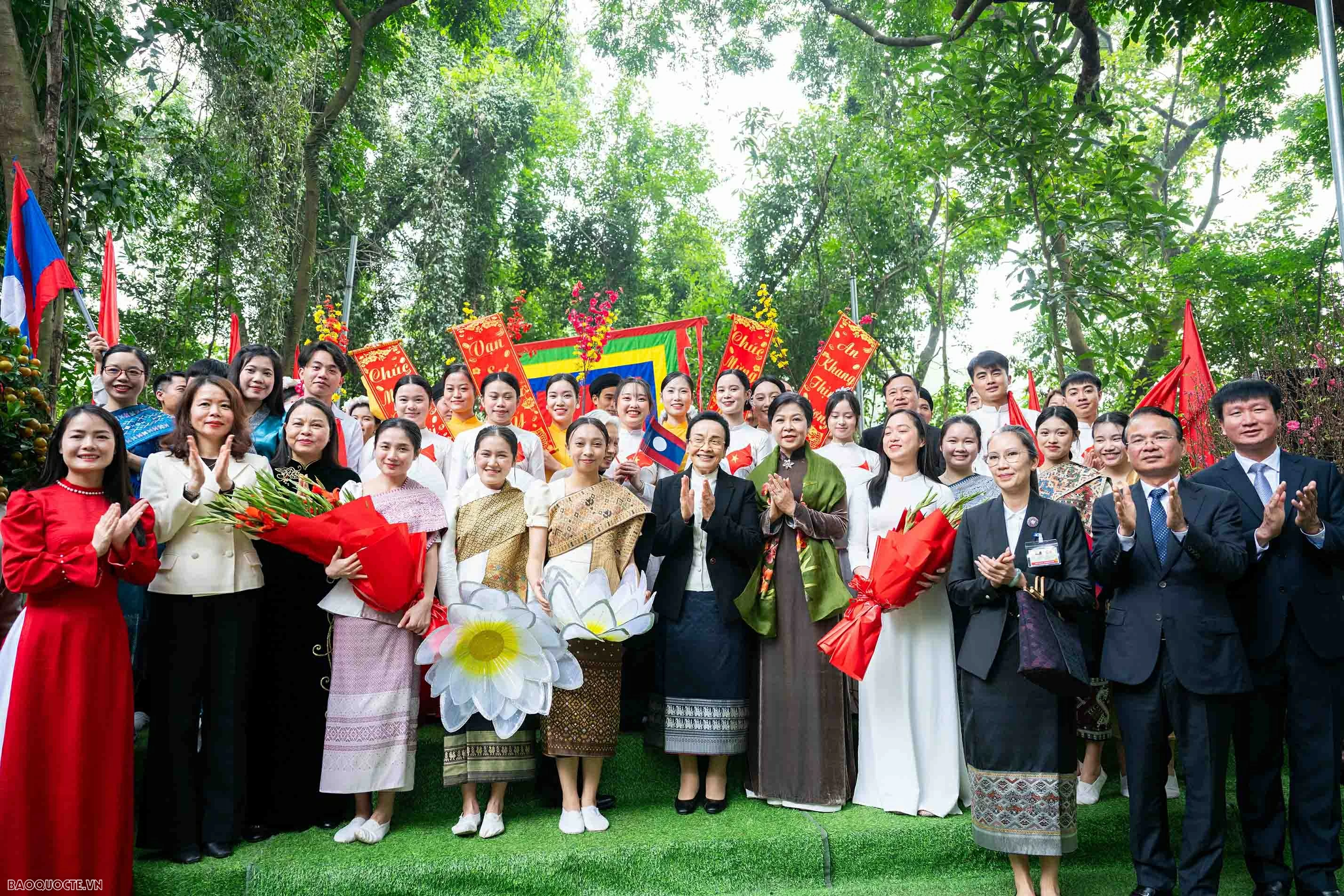 Theo dấu nữ sứ giả Lào tại Cố đô Hoa Lư: Dấu ấn hữu nghị Việt-Lào Theo dấu nữ sứ giả Lào tại Cố đô Hoa Lư: Dấu ấn hữu nghị Việt-Lào