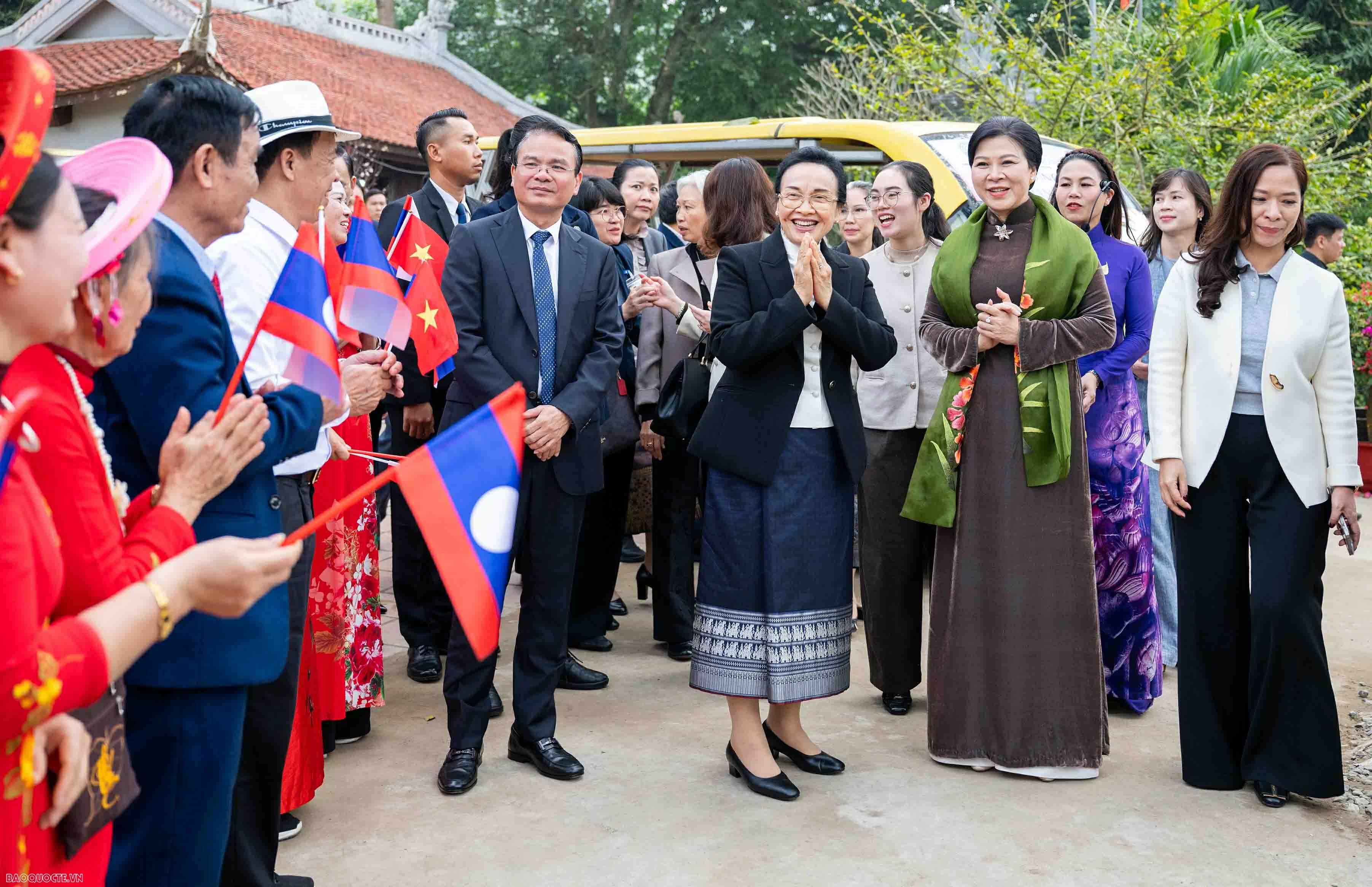 Theo dấu nữ sứ giả Lào tại Cố đô Hoa Lư: Dấu ấn hữu nghị Việt-Lào Theo dấu nữ sứ giả Lào tại Cố đô Hoa Lư: Dấu ấn hữu nghị Việt-Lào