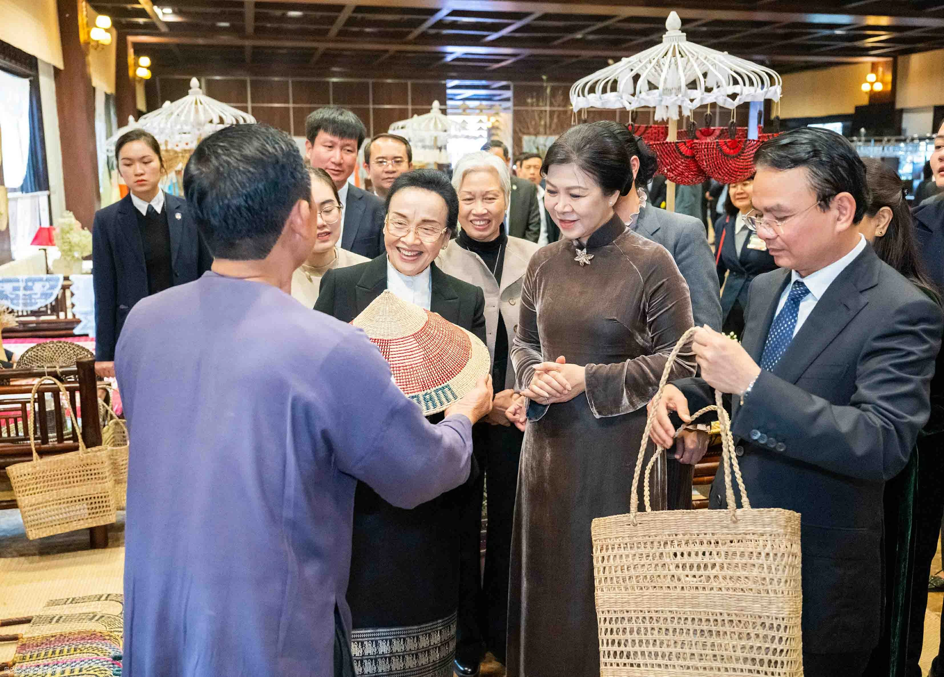 Theo dấu nữ sứ giả Lào tại Cố đô Hoa Lư: Dấu ấn hữu nghị Việt-Lào Theo dấu nữ sứ giả Lào tại Cố đô Hoa Lư: Dấu ấn hữu nghị Việt-Lào