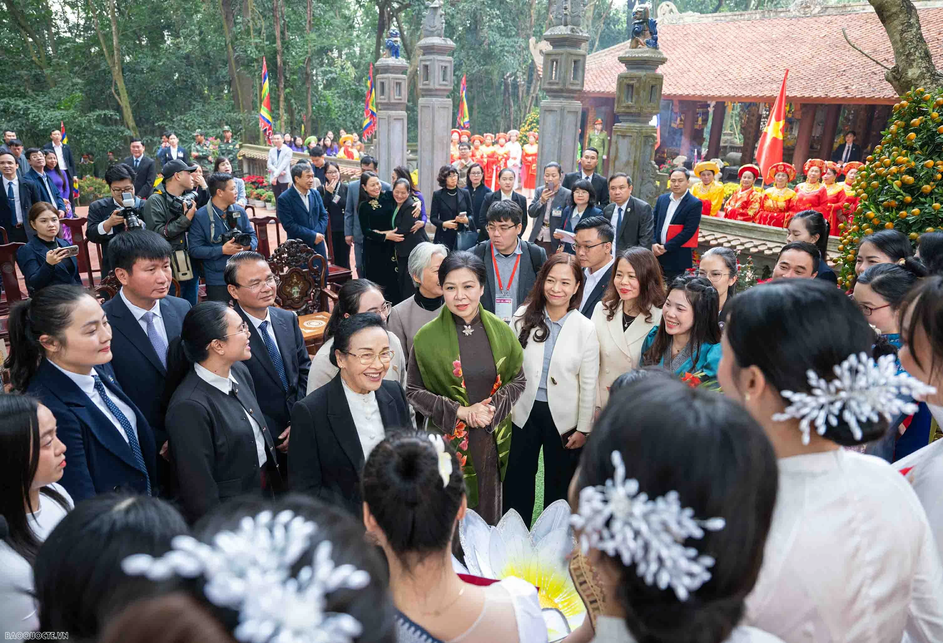 Theo dấu nữ sứ giả Lào tại Cố đô Hoa Lư: Dấu ấn hữu nghị Việt-Lào Theo dấu nữ sứ giả Lào tại Cố đô Hoa Lư: Dấu ấn hữu nghị Việt-Lào