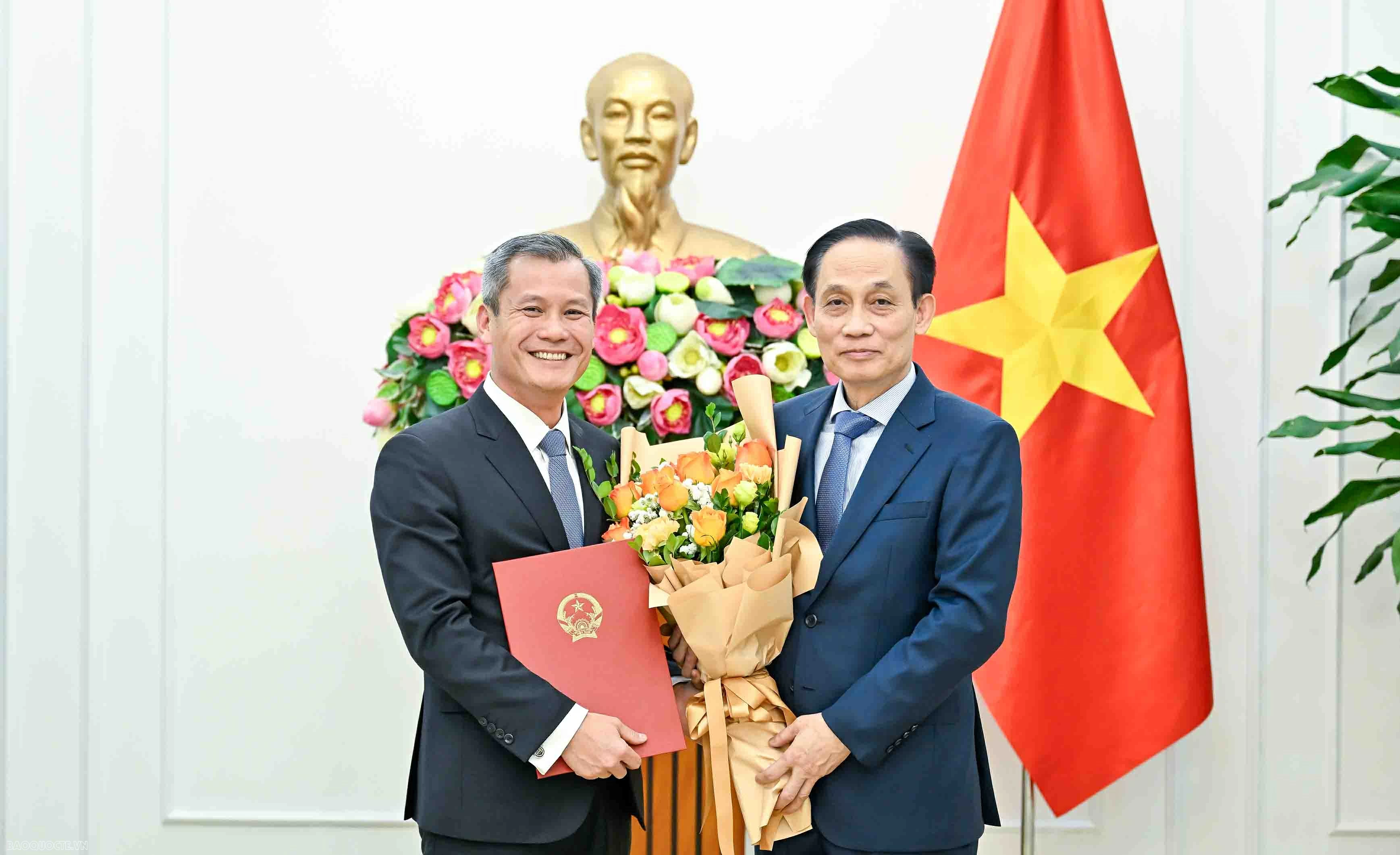 Bộ trưởng Ngoại giao Lê Hoài Trung trao quyết định bổ nhiệm Trưởng cơ quan đại diện và lãnh đạo cấp Vụ
