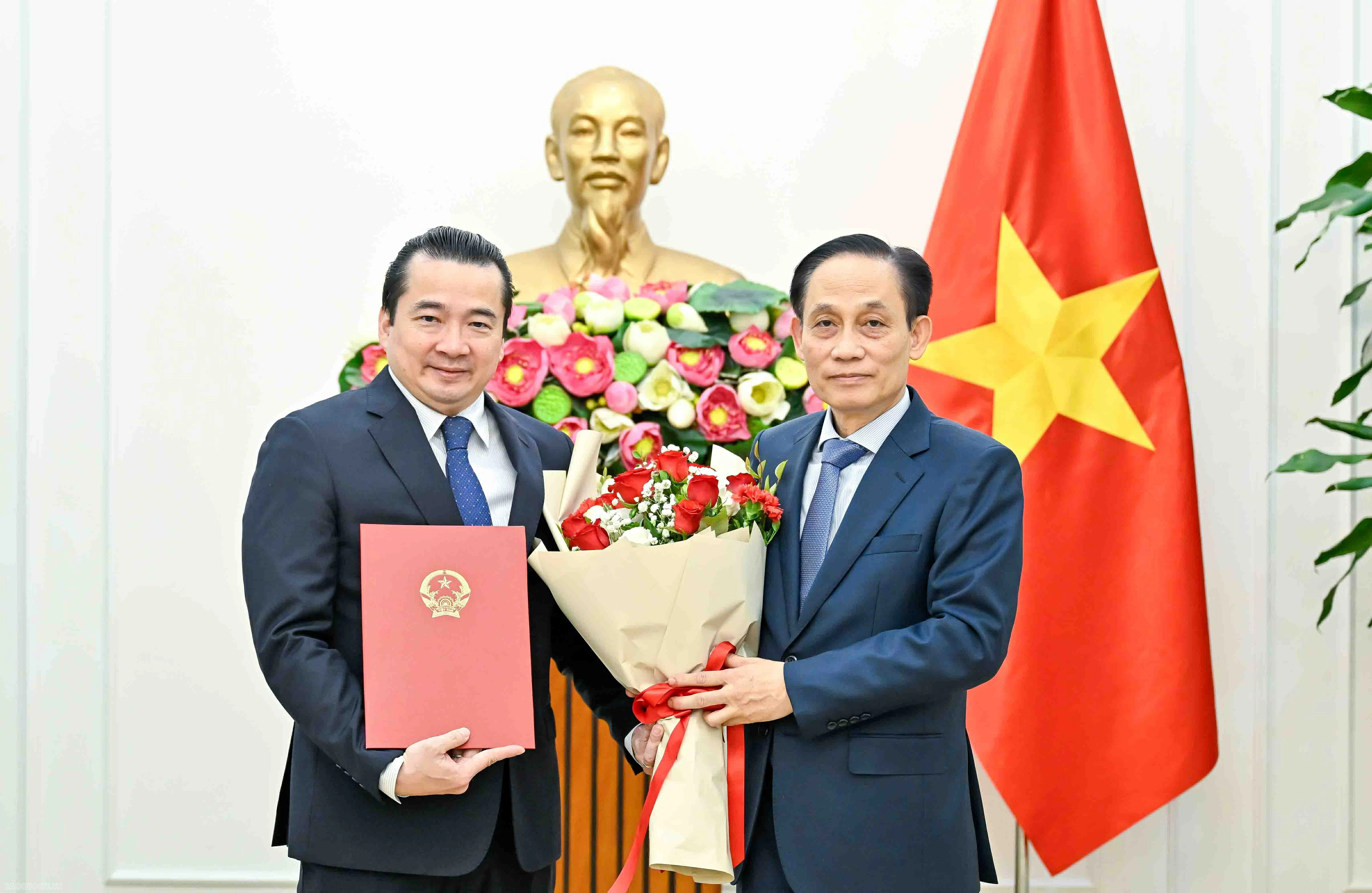 Bộ trưởng Ngoại giao Lê Hoài Trung trao quyết định bổ nhiệm Trưởng cơ quan đại diện và lãnh đạo cấp Vụ