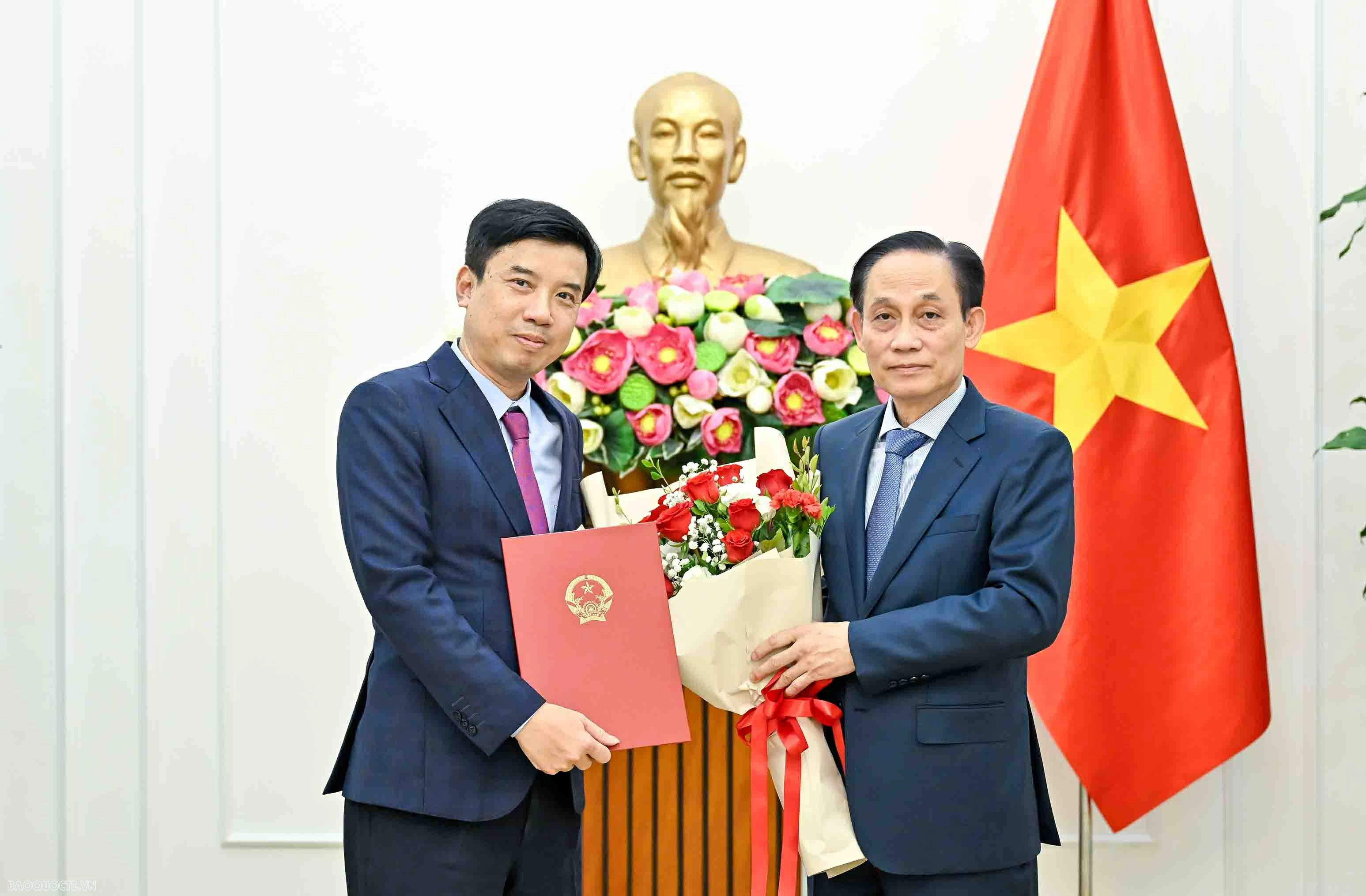 Bộ trưởng Ngoại giao Lê Hoài Trung trao quyết định bổ nhiệm Trưởng cơ quan đại diện và lãnh đạo cấp Vụ