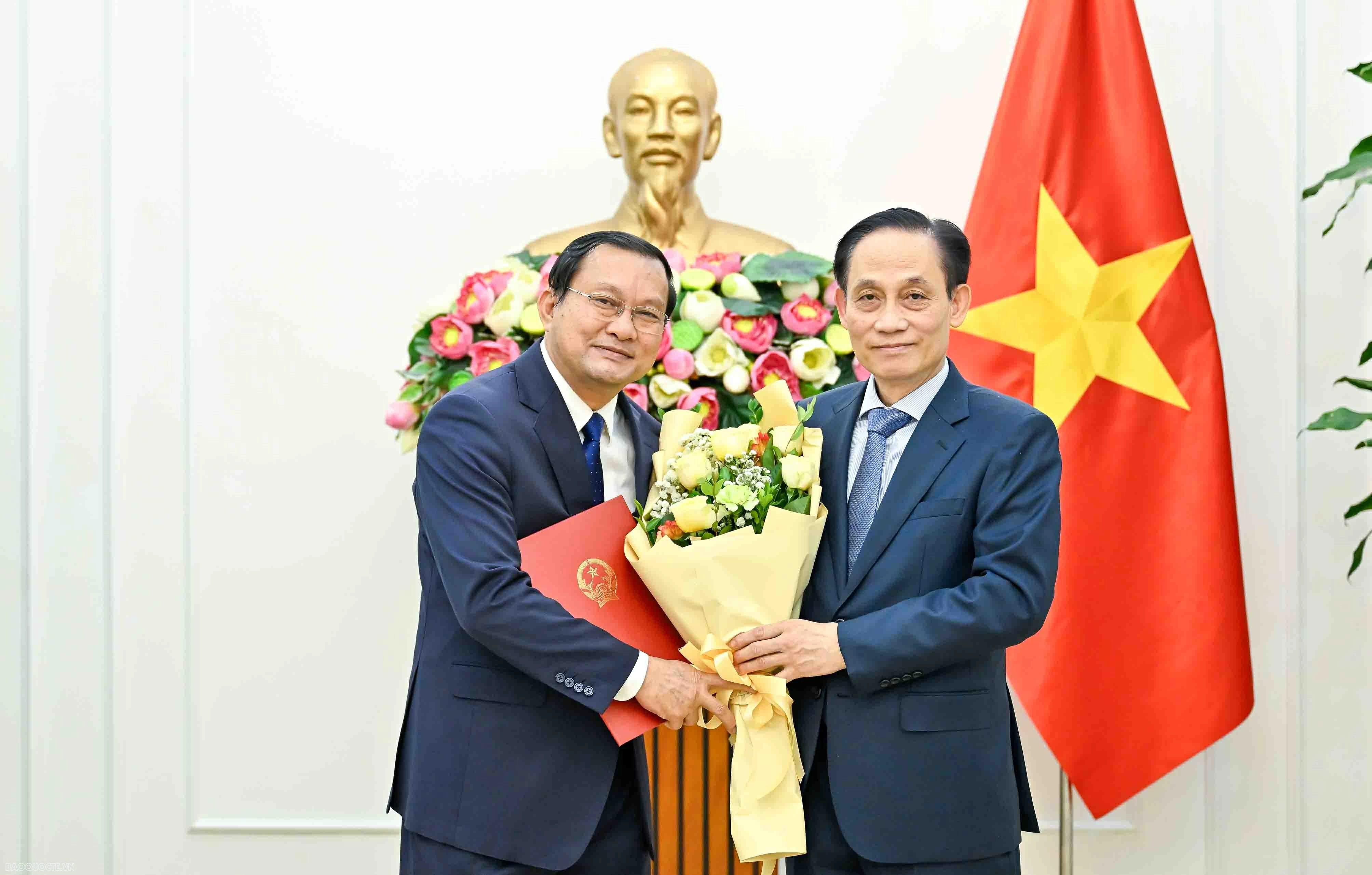 Bộ trưởng Ngoại giao Lê Hoài Trung trao quyết định bổ nhiệm Trưởng cơ quan đại diện và lãnh đạo cấp Vụ