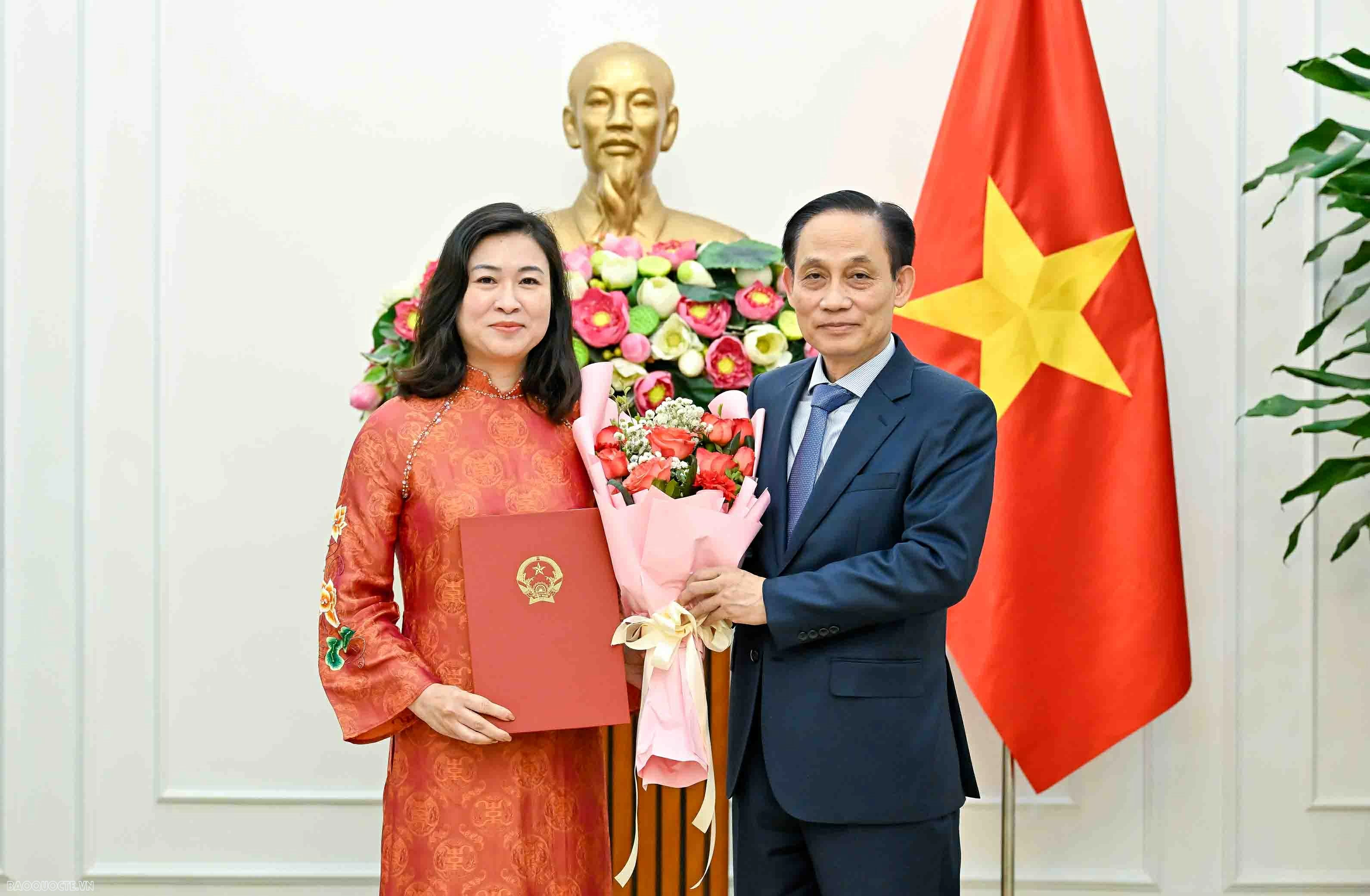 Bộ trưởng Ngoại giao Lê Hoài Trung trao quyết định bổ nhiệm Trưởng cơ quan đại diện và lãnh đạo cấp Vụ