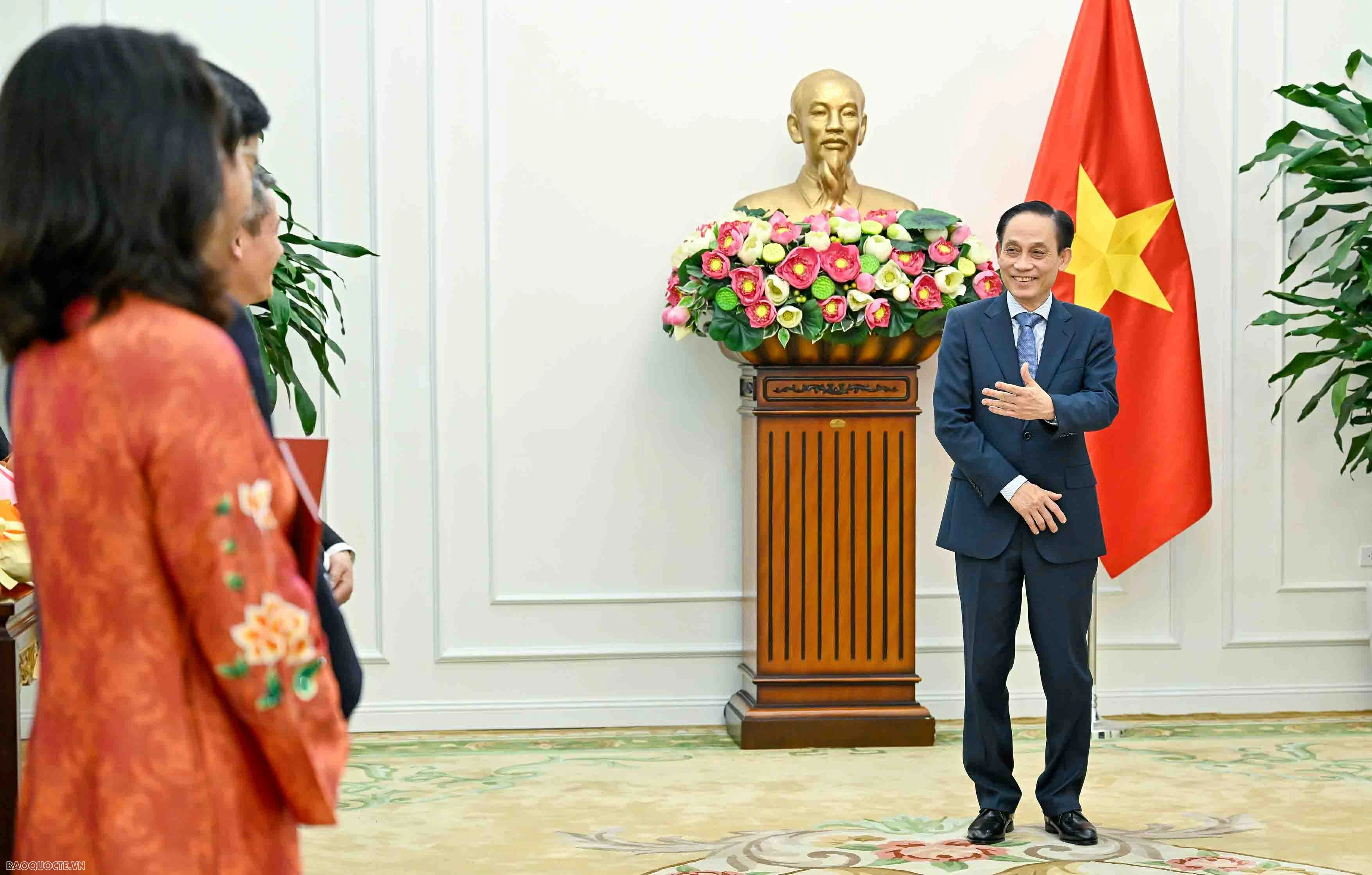 Bộ trưởng Ngoại giao Lê Hoài Trung trao quyết định bổ nhiệm Trưởng cơ quan đại diện và lãnh đạo cấp Vụ