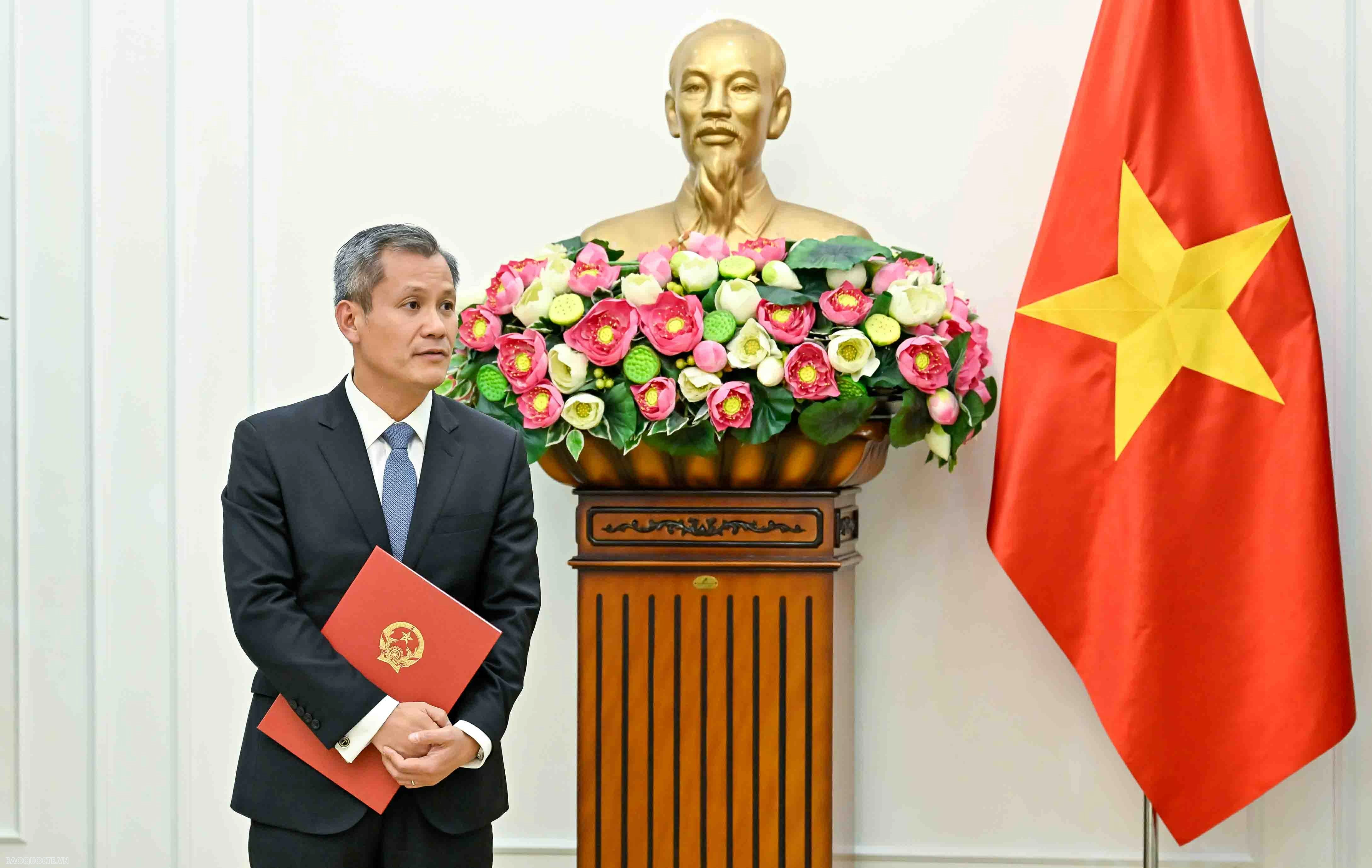Bộ trưởng Ngoại giao Lê Hoài Trung trao quyết định bổ nhiệm Trưởng cơ quan đại diện và lãnh đạo cấp Vụ