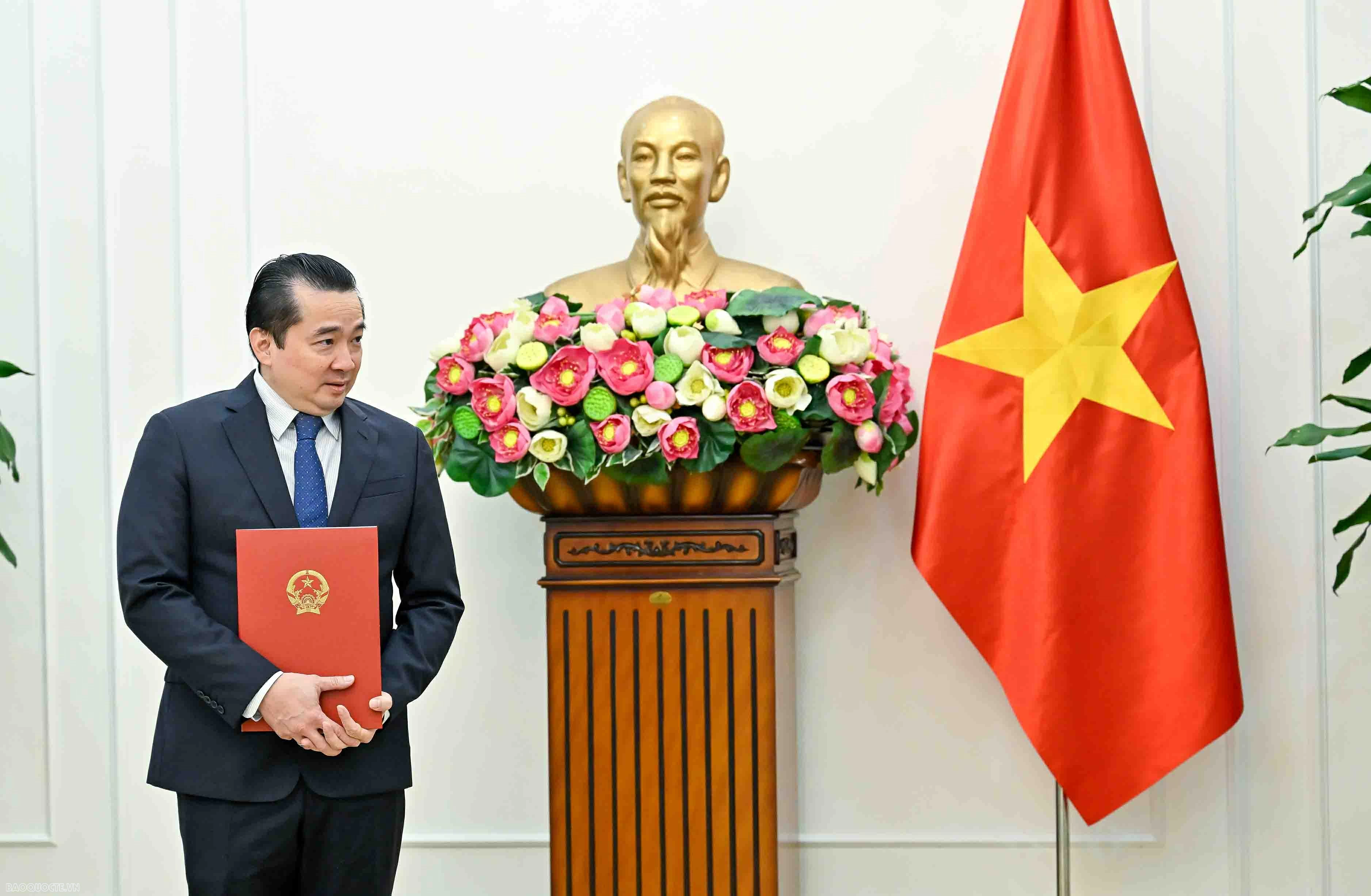 Bộ trưởng Ngoại giao Lê Hoài Trung trao quyết định bổ nhiệm Trưởng cơ quan đại diện và lãnh đạo cấp Vụ