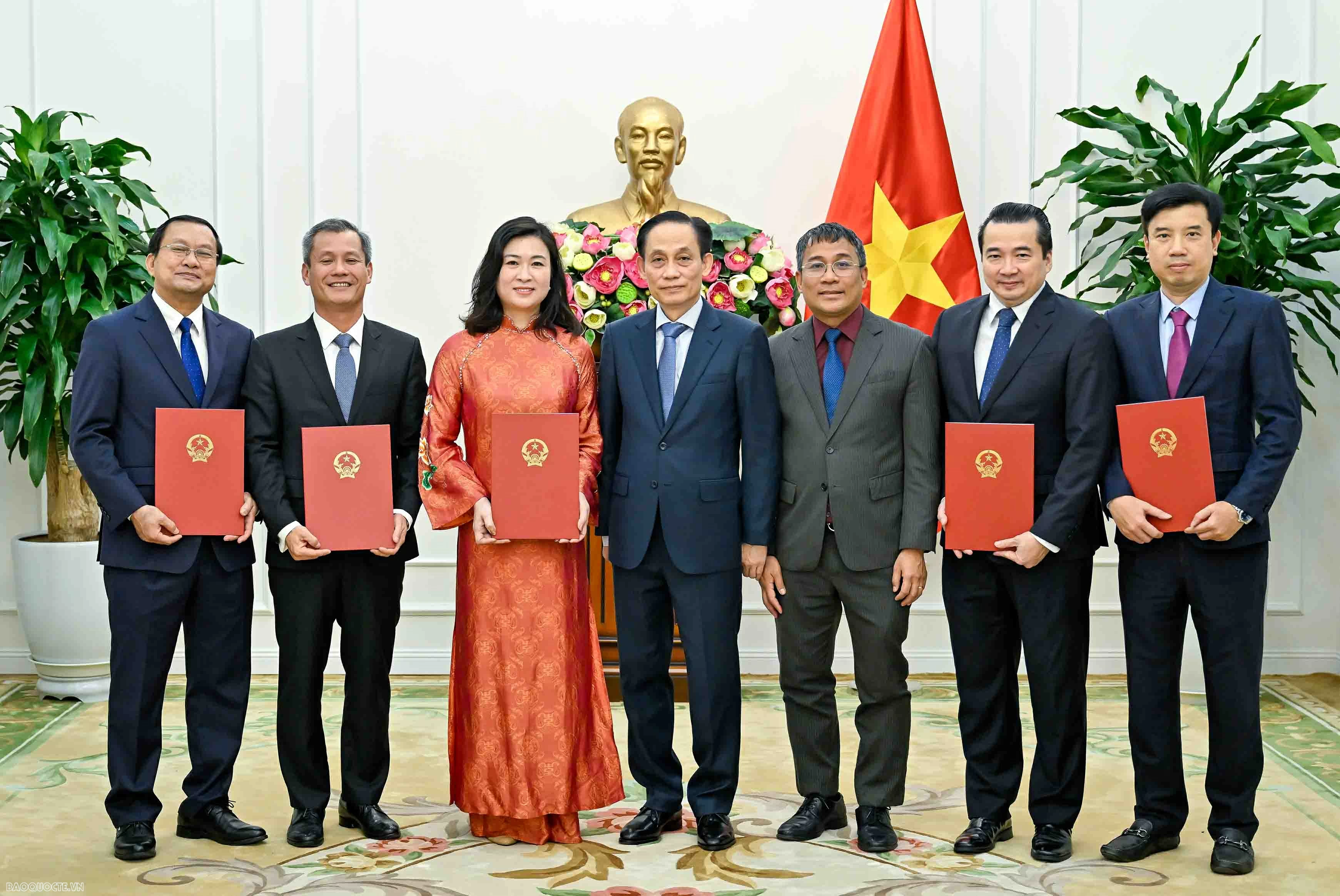 Bộ trưởng Ngoại giao Lê Hoài Trung trao quyết định bổ nhiệm Trưởng cơ quan đại diện và lãnh đạo cấp Vụ