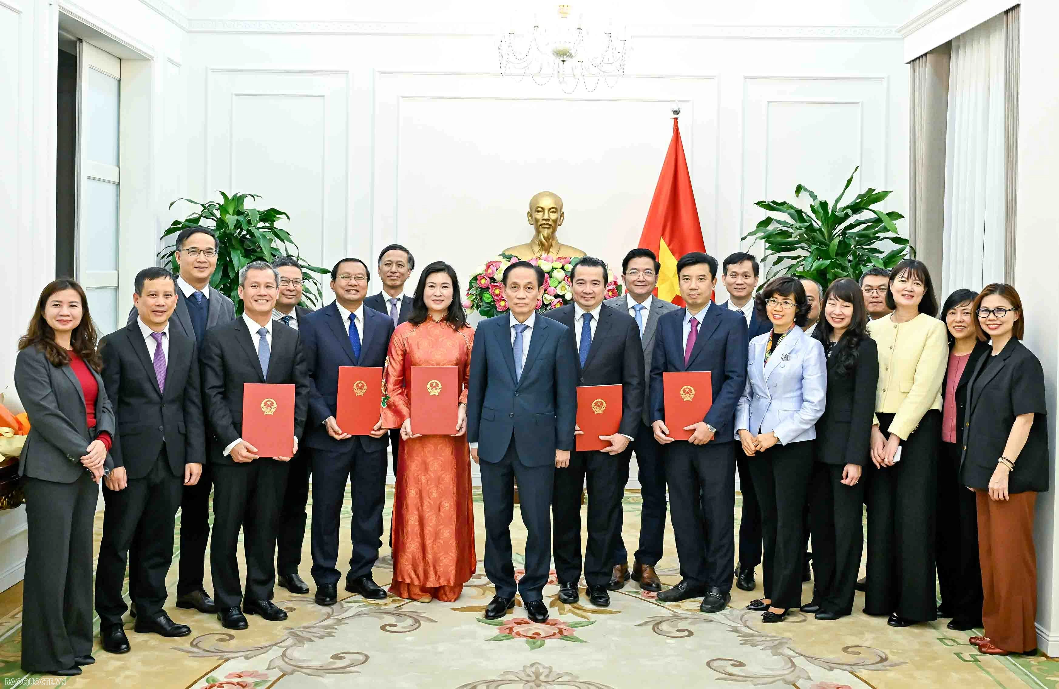Bộ trưởng Ngoại giao Lê Hoài Trung trao quyết định bổ nhiệm Trưởng cơ quan đại diện và lãnh đạo cấp Vụ