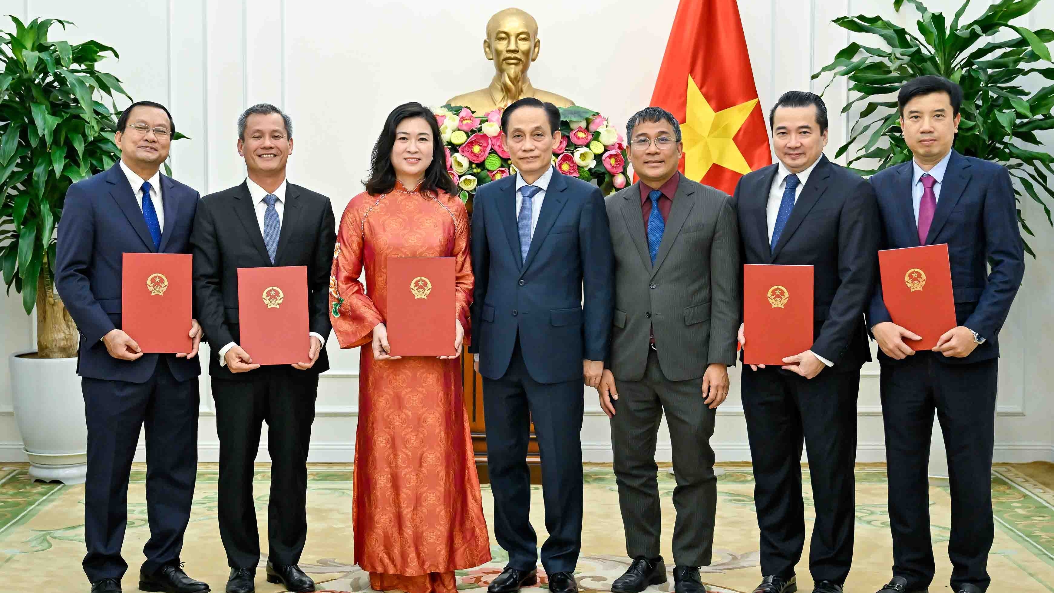Bộ trưởng Ngoại giao Lê Hoài Trung trao quyết định bổ nhiệm lãnh đạo cấp Vụ và cơ quan đại diện Việt Nam ở nước ngoài