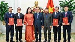 Bộ trưởng Ngoại giao Lê Hoài Trung trao quyết định bổ nhiệm lãnh đạo cấp Vụ và Trưởng cơ quan đại diện Việt Nam ở nước ngoài