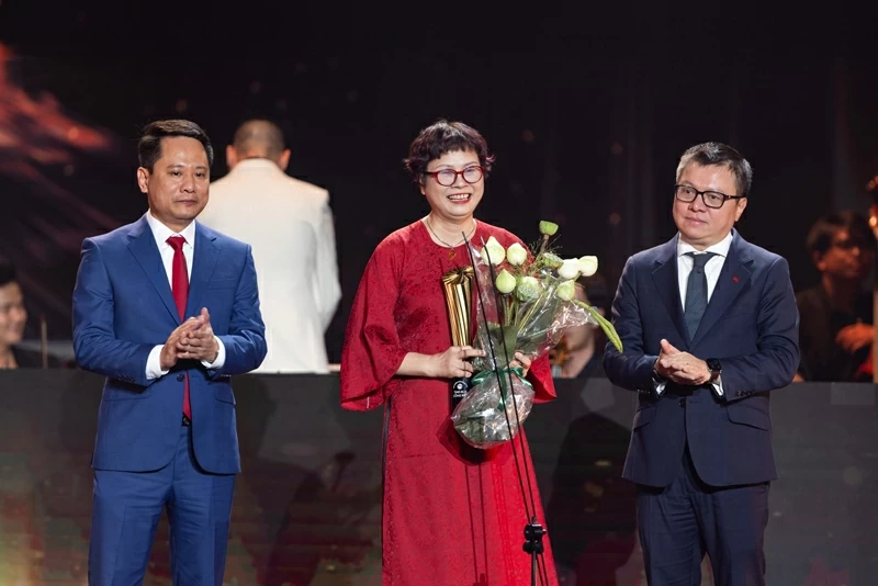 Ông Lê Quốc Minh, Ủy viên Trung ương Đảng, Phó Trưởng Ban Tuyên giáo và Dân vận Trung ương, Chủ tịch Hội Nhà báo Việt Nam và Nhà báo Trương Thành Trung, Tổng Biên tập Báo Đại đoàn kết trao giải Tinh hoa cống hiến cho đại diện gia đình nhạc sĩ Phạm Tuyên.