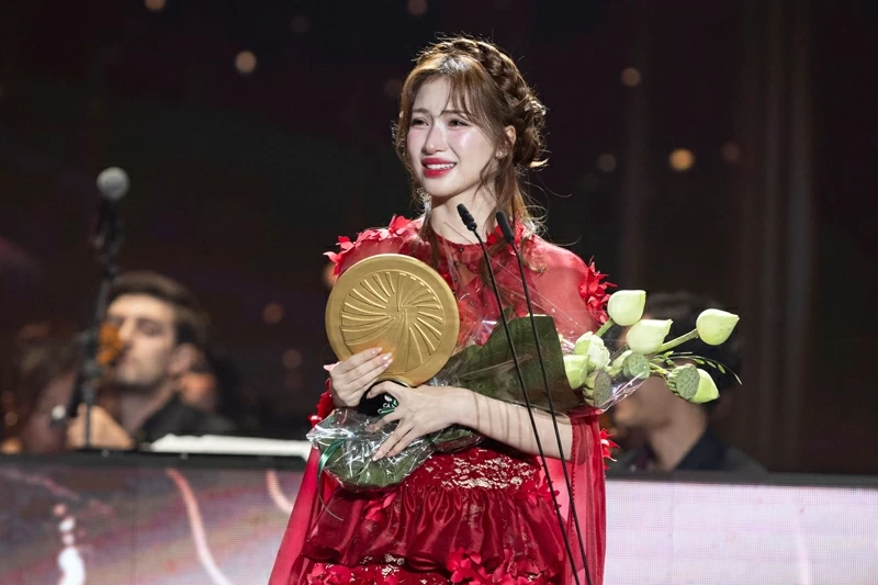 Đêm Lễ trao giải Tinh hoa Việt, Ca sĩ Hòa Minzy đã xúc động và bật khóc khi được ban tổ chức xướng tên nhận danh hiệu ca sĩ của năm.