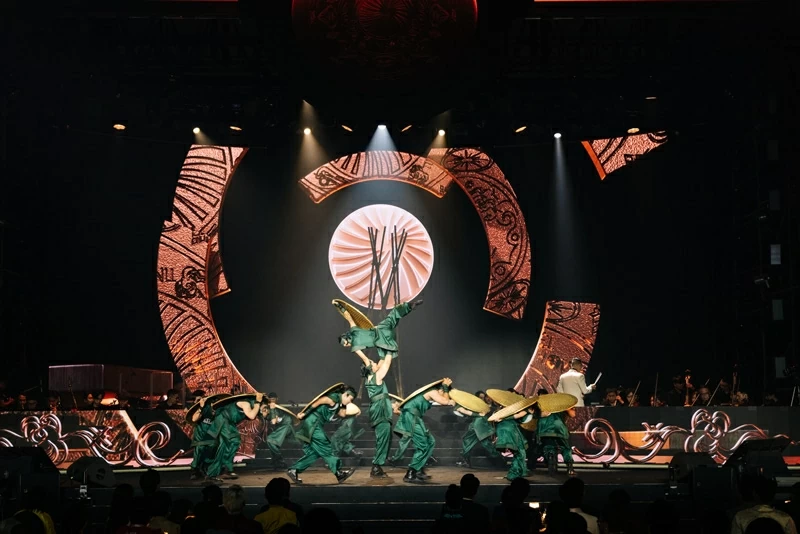 hương trình nghệ thuật trong đêm trao giải được dàn dựng công phu, là sự kết hợp nhuần nhuyễn giữa tinh thần dân tộc và ngôn ngữ đương đại. hương trình nghệ thuật trong đêm trao giải được dàn dựng công phu, là sự kết hợp nhuần nhuyễn giữa tinh thần dân tộc và ngôn ngữ đương đại.